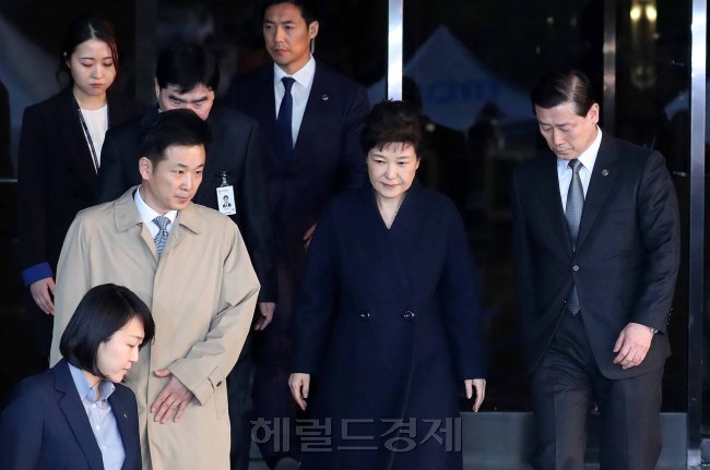 박근혜 전 대통령이 22일 약 21시간30분에 걸친 검찰 조사를 마친 후 검찰청사를 떠나기 위해 차량에 오르고 있다. [사진=정희조 기자/checho@heraldcrop.com]
