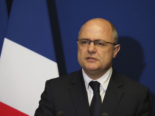 <YONHAP PHOTO-0534> France's Interior Minister Bruno Le Roux gives a press conference, in Bobigny, north of Paris, Tuesday, March 21, 2017. The French interior minister has resigned amid investigation into parliamentary jobs he gave his daughters. The French financial prosecutor's office opened a preliminary investigation Tuesday into a report that Interior Minister Bruno Le Roux hired his two daughters for 24 temporary parliamentary jobs. (AP Photo/Thibault Camus)/2017-03-22 02:40:37/ <저작권자 ⓒ 1980-2017 ㈜연합뉴스. 무단 전재 재배포 금지.>
<YONHAP PHOTO-0534> France's Interior Minister Bruno Le Roux gives a press conference, in Bobigny, north of Paris, Tuesday, March 21, 2017. The French interior minister has resigned amid investigation into parliamentary jobs he gave his daughters. The French financial prosecutor's office opened a preliminary investigation Tuesday into a report that Interior Minister Bruno Le Roux hired his two daughters for 24 temporary parliamentary jobs. (AP Photo/Thibault Camus)/2017-03-22 02:40:37/ <저작권자 ⓒ 1980-2017 ㈜연합뉴스. 무단 전재 재배포 금지.>