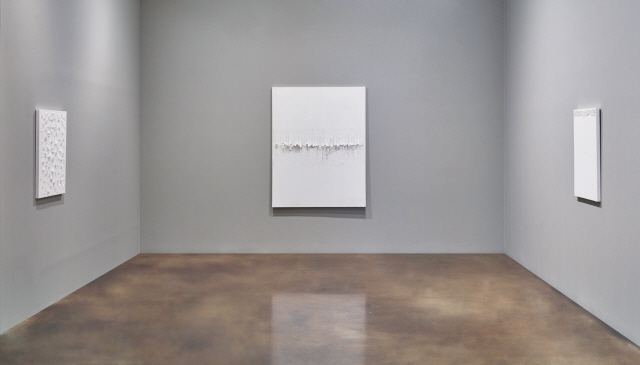 국제갤러리는 대표적 단색화 작가인 권영우(1926-2013)의 개인전을 개최한다. 이번 전시에는 1970~80년대 미공개 백색 한지작품과 소품이 선보인다. 사진은 설치전경.  [사진제공=국제갤러리]