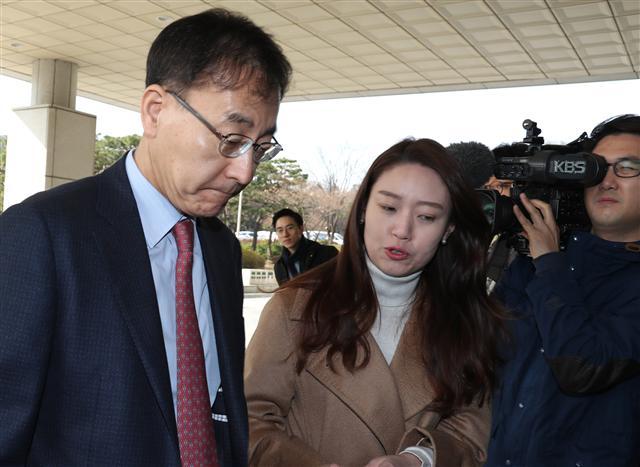 박근혜 전 대통령이 22시간에 걸친 조사를 마치고 귀가한 22일 오전 김수남 검찰총장이 서울 서초구 대검찰청사로 출근하며 이번 수사와 관련해 취재진의 질문을 받고 있다. [연합뉴스]