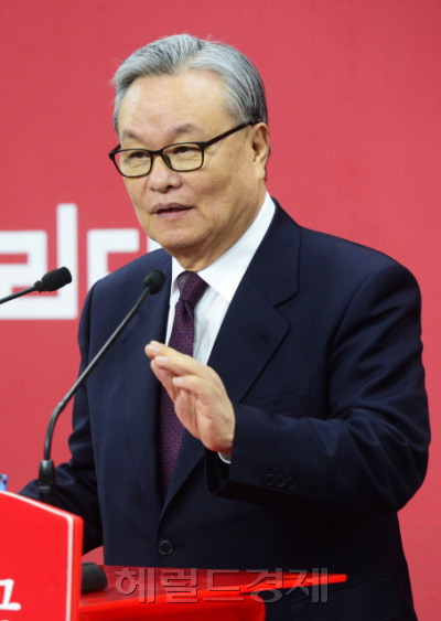 인명진 자유한국당 비상대책위원장은 21일 기자간담회에서 김재원 전 청와대 정무수석을 겨냥해 “(경북 상주 공천에) 거론되는 분 중 한 분은 솔직히 탄핵 정국에 책임 있는 분”이라며 “공천하면 안 된다고 생각했지만 부득이 공천됐다”고 불만을 나타냈다. [사진=헤럴드경제DB]