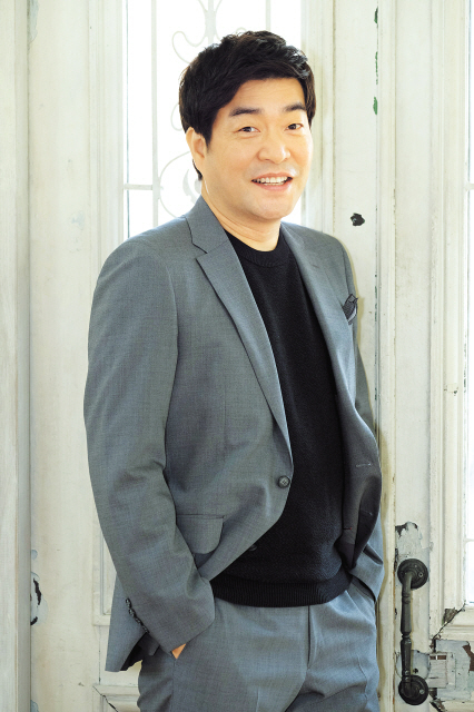 ‘보통사람’ 냄새가 물씬 나는 배우 손현주(52)는 평범한 가장 역할이 가장 잘 어울리는 배우로 인정받고 있다. 그는 평범한 외모로만 ‘소시민 아버지’ 이미지가 구축된 것이 아니라 26년간의 다양한 연기경험이 큰 도움이 됐다고 말하고 있다.  [헤럴드DB]