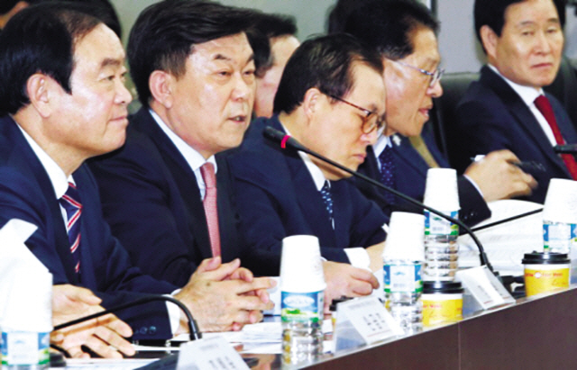 박성택 중소기업중앙회장(왼쪽에서 두번째) 지난달 중기중앙회에서 열린‘산업통상자원위원회와 함께하는 중소기업인 간담회’에서 모두 발언을 하고 있다.