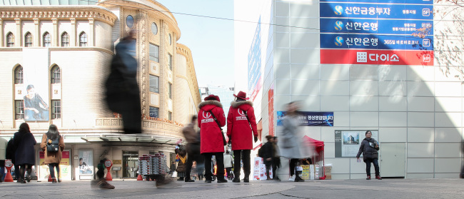 A usually crowded street in Myeong-dong, Seoul, is nearly devoid of Chinese tourists on March 15. (Yonhap)