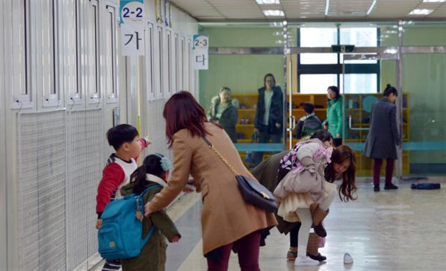 매년 3월이면 실시하는 학부모총회를 두고 ‘워킹맘ㆍ워킹대디’들의 고민이 깊어지고 있다. 일과시간 중인 평일 오후 주로 열리는 학부모총회에 참가하려면 회사에 사정을 말하고 연차나 휴가를 사용해야 하는데, 이것이 생각보다 녹록치 않은 경우가 많기 때문이다. 사진과 본문 내용은 무관. [헤럴드경제DB]