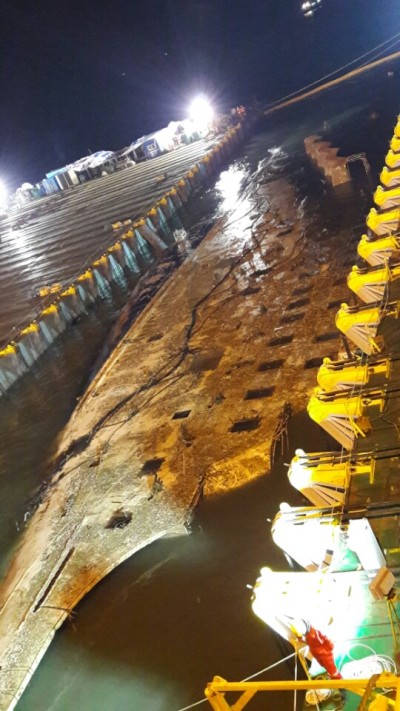 23일 오전 전남 진도군 세월호 인양 현장에서 세월호 선체가 처참한 모습으로 수면 위로 떠오르고 있다. 세월호가 진도 해상에서 침몰한 뒤 이날 수면 위로 처음 떠오른 것은 정확히 1073일 만이다. ［사진제공=해양수산부］