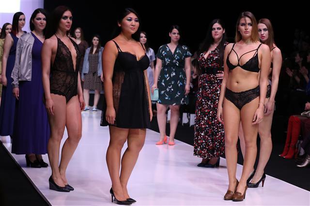 <YONHAP PHOTO-1590> MOSCOW, RUSSIA - MARCH 22, 2017: Models showcase creations during a catwalk show for a collection by La Redoute & Plus Size at the Moscow Fashion Week, at Moscow's Gostiny Dvor Shopping and Exhibition Centre. Vyacheslav Prokofyev/TASS/2017-03-23 03:25:55/ <저작권자 ⓒ 1980-2017 ㈜연합뉴스. 무단 전재 재배포 금지.>