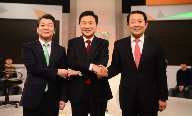 <YONHAP PHOTO-2333> 손 맞잡은 안철수-손학규-박주선 (국회 사진공동취재단=연합뉴스) 안철수(왼쪽부터) 전 국민의당 대표와 손학규 전 경기지사, 박주선 국회부의장이 18일 오전 서울 영등포구 여의도 KBS 스튜디오에서 열린 'KBS 국민의당 대선후보 경선토론' 시작 전 손을 맞잡고 기념촬영을 하고 있다. 2017.3.18 photo@yna.co.kr/2017-03-18 09:39:07/ <저작권자 ⓒ 1980-2017 ㈜연합뉴스. 무단 전재 재배포 금지.>
<YONHAP PHOTO-2333> 손 맞잡은 안철수-손학규-박주선 (국회 사진공동취재단=연합뉴스) 안철수(왼쪽부터) 전 국민의당 대표와 손학규 전 경기지사, 박주선 국회부의장이 18일 오전 서울 영등포구 여의도 KBS 스튜디오에서 열린 'KBS 국민의당 대선후보 경선토론' 시작 전 손을 맞잡고 기념촬영을 하고 있다. 2017.3.18 photo@yna.co.kr/2017-03-18 09:39:07/ <저작권자 ⓒ 1980-2017 ㈜연합뉴스. 무단 전재 재배포 금지.>
