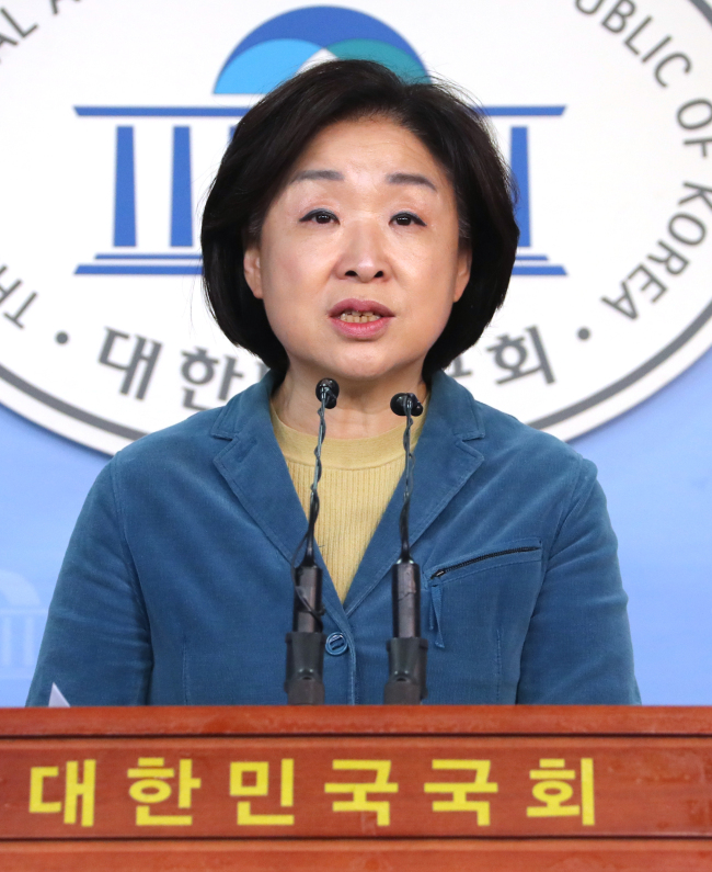<YONHAP PHOTO-1130> 동물복지공약 발표하는 심상정 (서울=연합뉴스) 배재만 기자 = 정의당 대선후보인 심상정 상임대표가 19일 오전 국회 정론관에서 기자회견을 열고 동물복지공약을 발표하고 있다. 2017.3.19 scoop@yna.co.kr/2017-03-19 11:19:07/ <저작권자 ⓒ 1980-2017 ㈜연합뉴스. 무단 전재 재배포 금지.>
<YONHAP PHOTO-1130> 동물복지공약 발표하는 심상정 (서울=연합뉴스) 배재만 기자 = 정의당 대선후보인 심상정 상임대표가 19일 오전 국회 정론관에서 기자회견을 열고 동물복지공약을 발표하고 있다. 2017.3.19 scoop@yna.co.kr/2017-03-19 11:19:07/ <저작권자 ⓒ 1980-2017 ㈜연합뉴스. 무단 전재 재배포 금지.>