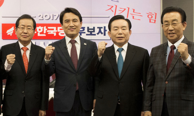 <YONHAP PHOTO-4608> 한국당 본선 진출한 홍준표 김진태 이인제 김관용 (서울 국회사진기자단=연합뉴스) 자유한국당 대선후보 경선 본선에 진출한 홍준표(왼쪽부터), 김진태, 이인제, 김관용 후보. 지난 19일 오후 서울 중구 태평로 TV조선 스튜디오에서 열린 '2017 대선 자유한국당 후보자 경선 토론회'에 참가한 후보자들이 기념촬영을 하고 있다. 2017.3.20 [연합뉴스 자료사진] photo@yna.co.kr/2017-03-20 21:19:59/ <저작권자 ⓒ 1980-2017 ㈜연합뉴스. 무단 전재 재배포 금지.>
<YONHAP PHOTO-4608> 한국당 본선 진출한 홍준표 김진태 이인제 김관용 (서울 국회사진기자단=연합뉴스) 자유한국당 대선후보 경선 본선에 진출한 홍준표(왼쪽부터), 김진태, 이인제, 김관용 후보. 지난 19일 오후 서울 중구 태평로 TV조선 스튜디오에서 열린 '2017 대선 자유한국당 후보자 경선 토론회'에 참가한 후보자들이 기념촬영을 하고 있다. 2017.3.20 [연합뉴스 자료사진] photo@yna.co.kr/2017-03-20 21:19:59/ <저작권자 ⓒ 1980-2017 ㈜연합뉴스. 무단 전재 재배포 금지.>