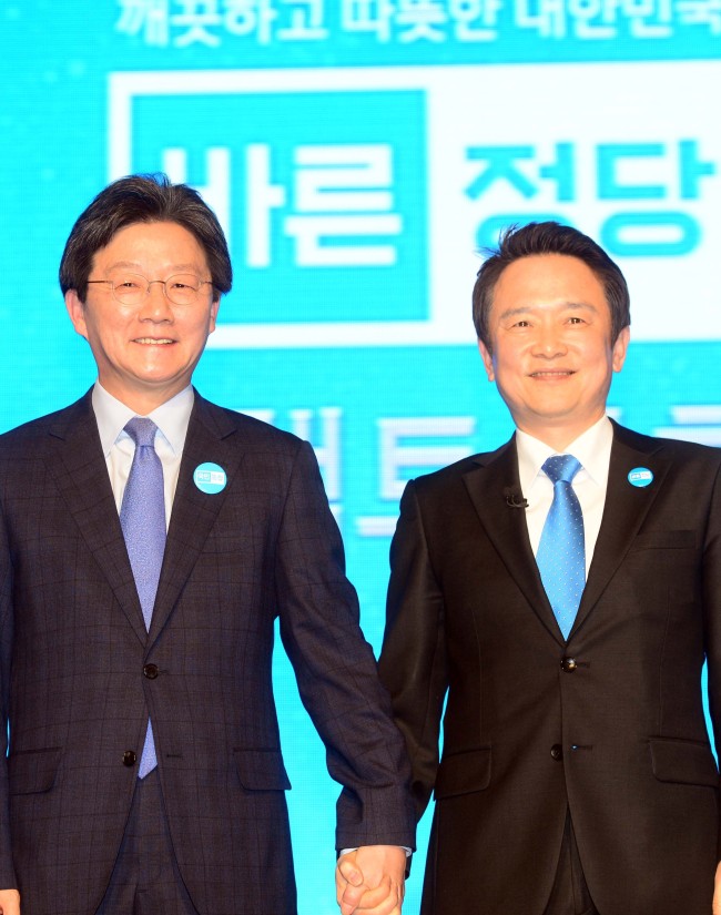 <YONHAP PHOTO-3699> 손잡고 경쟁하는 유승민 남경필 (부산=연합뉴스) 조정호 기자 = 21일 부산국제여객터미널 5층 컨벤션센터에서 열린 바른정당 영남권 정책토론회에서 대권주자인 유승민 의원(왼쪽)과 남경필 경기도지사가 인사하고 있다. 2017.3.21. ccho@yna.co.kr/2017-03-21 15:57:07/ <저작권자 ⓒ 1980-2017 ㈜연합뉴스. 무단 전재 재배포 금지.>
<YONHAP PHOTO-3699> 손잡고 경쟁하는 유승민 남경필 (부산=연합뉴스) 조정호 기자 = 21일 부산국제여객터미널 5층 컨벤션센터에서 열린 바른정당 영남권 정책토론회에서 대권주자인 유승민 의원(왼쪽)과 남경필 경기도지사가 인사하고 있다. 2017.3.21. ccho@yna.co.kr/2017-03-21 15:57:07/ <저작권자 ⓒ 1980-2017 ㈜연합뉴스. 무단 전재 재배포 금지.>
