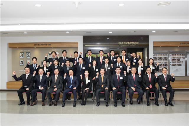 한화생명 차남규사장(왼쪽에서 여섯 번 째)가 2016년 신입사원들과 파이팅을 외치고 있다.