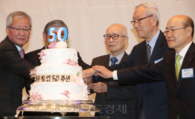 김우중 전 대우그룹 회장이 22일 서울 남대문로 밀레니엄서울 힐튼호텔에서 열린 대우 창업 50주년 행사에 모습을 드러냈다. 그는 비교적 건강한 모습으로 ‘인재 양성’을 통해 세계경영의 꿈을 이어가겠다고 말했다. [사진=박해묵 기자/mook@heraldcorp.com]