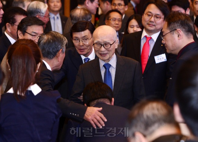 김우중 전 대우그룹 회장이 22일 서울 남대문로 밀레니엄서울 힐튼호텔에서 열린 대우 창업 50주년 행사에 모습을 드러냈다. 그는 비교적 건강한 모습으로 ‘인재 양성’을 통해 세계경영의 꿈을 이어가겠다고 말했다.  박해묵 기자/mook@heraldcorp.com