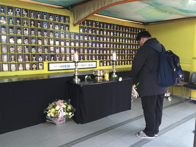23일 오전 서울 종로구 광화문광장에 위치한 세월호광장에는 세월호 인양 소식을 접한 많은 시민들이 바쁜 출근길에도 잠시 시간을 내 세월호 참사 희생자들의 넋을 기렸다.  박주영 기자/jupark@