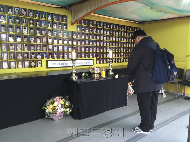 23일 오전 서울 종로구 광화문광장에 위치한 세월호광장에는 세월호 인양 소식을 접한 많은 시민들이 바쁜 출근길에도 잠시 시간을 내 세월호 참사 희생자들의 넋을 기렸다.  박주영 기자/jupark@