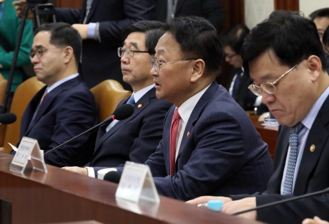 <YONHAP PHOTO-3026> 유일호 "대우조선 고통분담시 부족 유동성 적기 공급" (서울=연합뉴스) 김승두 기자 = 유일호 부총리 겸 기획재정부 장관이 23일 서울 세종로 정부서울청사에서 열린 제11차 산업경쟁력 강화 관계장관회의에서 대우조선해양 구조조정과 관련한 발언을 하고 있다. 2017.3.23 kimsdoo@yna.co.kr/2017-03-23 09:57:56/ <저작권자 ⓒ 1980-2017 ㈜연합뉴스. 무단 전재 재배포 금지.>
<YONHAP PHOTO-3026> 유일호 "대우조선 고통분담시 부족 유동성 적기 공급" (서울=연합뉴스) 김승두 기자 = 유일호 부총리 겸 기획재정부 장관이 23일 서울 세종로 정부서울청사에서 열린 제11차 산업경쟁력 강화 관계장관회의에서 대우조선해양 구조조정과 관련한 발언을 하고 있다. 2017.3.23 kimsdoo@yna.co.kr/2017-03-23 09:57:56/ <저작권자 ⓒ 1980-2017 ㈜연합뉴스. 무단 전재 재배포 금지.>