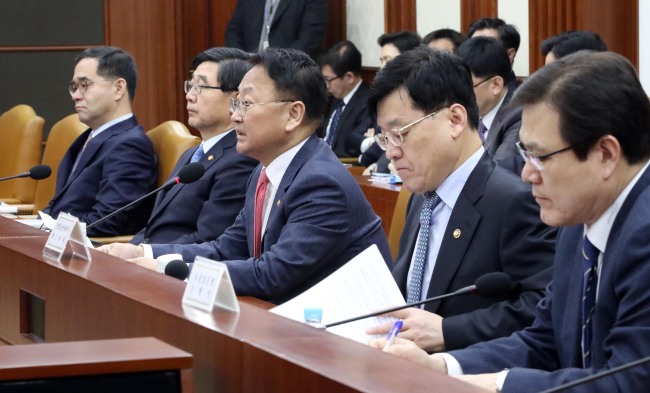 <YONHAP PHOTO-3039> 유일호 부총리 산업경쟁력 강화 관계장관회의 주재 (서울=연합뉴스) 김승두 기자 = 유일호 부총리 겸 기획재정부 장관(오른쪽에서 세 번째)이 23일 서울 세종로 정부서울청사에서 열린 제11차 산업경쟁력 강화 관계장관회의에서 대우조선해양 구조조정과 관련한 발언을 하고 있다. 2017.3.23 kimsdoo@yna.co.kr/2017-03-23 09:59:24/ <저작권자 ⓒ 1980-2017 ㈜연합뉴스. 무단 전재 재배포 금지.>
<YONHAP PHOTO-3039> 유일호 부총리 산업경쟁력 강화 관계장관회의 주재 (서울=연합뉴스) 김승두 기자 = 유일호 부총리 겸 기획재정부 장관(오른쪽에서 세 번째)이 23일 서울 세종로 정부서울청사에서 열린 제11차 산업경쟁력 강화 관계장관회의에서 대우조선해양 구조조정과 관련한 발언을 하고 있다. 2017.3.23 kimsdoo@yna.co.kr/2017-03-23 09:59:24/ <저작권자 ⓒ 1980-2017 ㈜연합뉴스. 무단 전재 재배포 금지.>