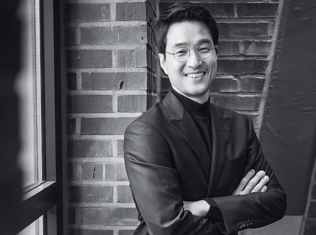 영화 ‘프리즌’서 가장 센 악역을 맡은 한석규는“연기에 만족하지 못하지만 욕심은 많다. 나이가 먹길 기다려 왔다. 90년대는 내 개인이 뭔가 이뤄낸다는 완성이라는 목표에 정신이 팔려있었지만 지금은 계속 한다는 게 중요하다”고 말했다.