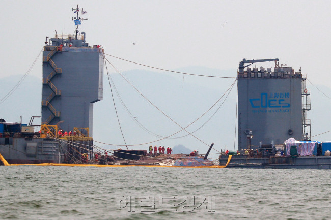 23일 오전 전남 진도군 사고 해역에서 세월호가 인양되고 있다. 해수부는 오후 2시 현재 세월호 선체가 수면 위 6m까지 상승했다고 밝혔다.［사진제공=진도 사진공동취재단］