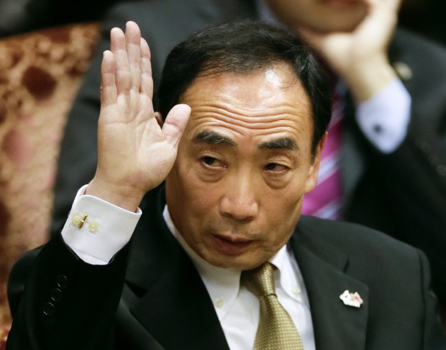 <YONHAP PHOTO-4133> epa05864919 Yasunori Kagoike, president of Japanese nationalist school Moritomo Gakuen based in Osaka, western Japan, raises his hand to answer a question from a lawmaker in the sworn testimony at the Upper House budget committee at parliament in Tokyo, 23 March 2017. Kagoike told in the sworn testimony he received one million yen (around 9,000 US dollars) donation from Prime Minister Shinzo Abe's wife Akie. EPA/KIMIMASA MAYAMA/2017-03-23 14:16:26/ <저작권자 ⓒ 1980-2017 ㈜연합뉴스. 무단 전재 재배포 금지.>
<YONHAP PHOTO-4133> epa05864919 Yasunori Kagoike, president of Japanese nationalist school Moritomo Gakuen based in Osaka, western Japan, raises his hand to answer a question from a lawmaker in the sworn testimony at the Upper House budget committee at parliament in Tokyo, 23 March 2017. Kagoike told in the sworn testimony he received one million yen (around 9,000 US dollars) donation from Prime Minister Shinzo Abe's wife Akie. EPA/KIMIMASA MAYAMA/2017-03-23 14:16:26/ <저작권자 ⓒ 1980-2017 ㈜연합뉴스. 무단 전재 재배포 금지.>