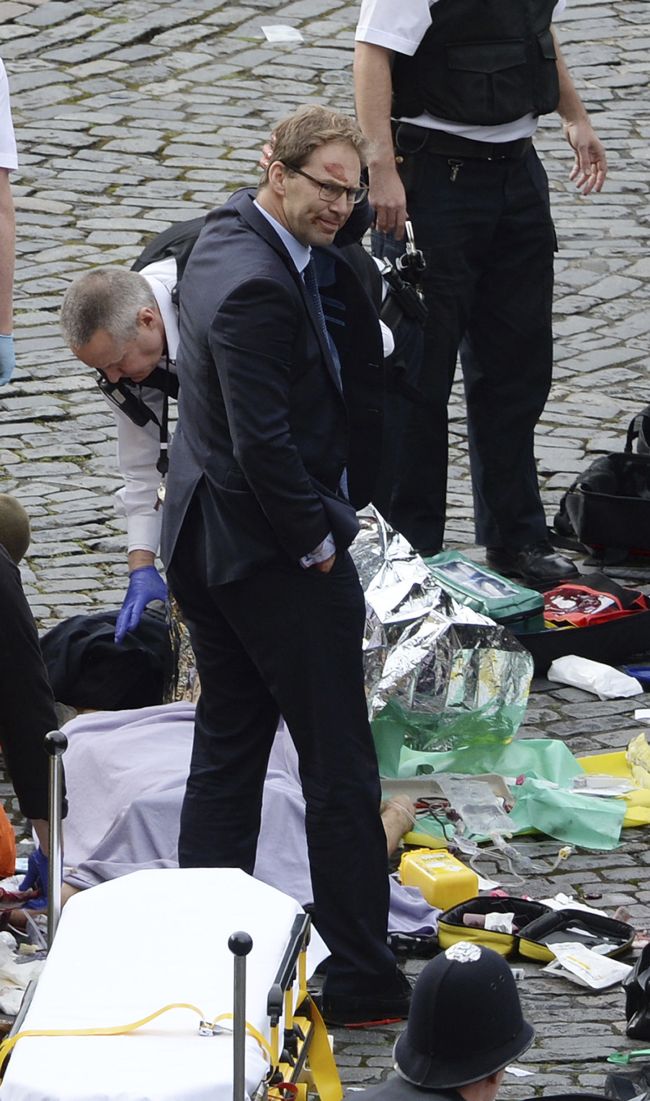 <YONHAP PHOTO-0925> Conservative MP Tobias Ellwood, centre, stands amongst the emergency services at the scene outside the Palace of Westminster, London, Wednesday, March 22, 2017. London police say they are treating a gun and knife incident at Britain's Parliament "as a terrorist incident until we know otherwise." The Metropolitan Police says in a statement that the incident is ongoing. It is urging people to stay away from the area. Officials say a man with a knife attacked a police officer at Parliament and was shot by officers. Nearby, witnesses say a vehicle struck several people on the Westminster Bridge. (Stefan Rousseau/PA via AP)./2017-03-23 01:48:47/ <저작권자 ⓒ 1980-2017 ㈜연합뉴스. 무단 전재 재배포 금지.>
<YONHAP PHOTO-0925> Conservative MP Tobias Ellwood, centre, stands amongst the emergency services at the scene outside the Palace of Westminster, London, Wednesday, March 22, 2017. London police say they are treating a gun and knife incident at Britain's Parliament "as a terrorist incident until we know otherwise." The Metropolitan Police says in a statement that the incident is ongoing. It is urging people to stay away from the area. Officials say a man with a knife attacked a police officer at Parliament and was shot by officers. Nearby, witnesses say a vehicle struck several people on the Westminster Bridge. (Stefan Rousseau/PA via AP)./2017-03-23 01:48:47/ <저작권자 ⓒ 1980-2017 ㈜연합뉴스. 무단 전재 재배포 금지.>