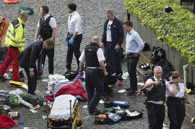 <YONHAP PHOTO-0926> Conservative MP Tobias Ellwood, left, stands amongst the emergency services at the scene outside the Palace of Westminster, London, Wednesday, March 22, 2017. London police say they are treating a gun and knife incident at Britain's Parliament "as a terrorist incident until we know otherwise." The Metropolitan Police says in a statement that the incident is ongoing. It is urging people to stay away from the area. Officials say a man with a knife attacked a police officer at Parliament and was shot by officers. Nearby, witnesses say a vehicle struck several people on the Westminster Bridge. (Stefan Rousseau/PA via AP)./2017-03-23 01:48:48/ <저작권자 ⓒ 1980-2017 ㈜연합뉴스. 무단 전재 재배포 금지.>
<YONHAP PHOTO-0926> Conservative MP Tobias Ellwood, left, stands amongst the emergency services at the scene outside the Palace of Westminster, London, Wednesday, March 22, 2017. London police say they are treating a gun and knife incident at Britain's Parliament "as a terrorist incident until we know otherwise." The Metropolitan Police says in a statement that the incident is ongoing. It is urging people to stay away from the area. Officials say a man with a knife attacked a police officer at Parliament and was shot by officers. Nearby, witnesses say a vehicle struck several people on the Westminster Bridge. (Stefan Rousseau/PA via AP)./2017-03-23 01:48:48/ <저작권자 ⓒ 1980-2017 ㈜연합뉴스. 무단 전재 재배포 금지.>
