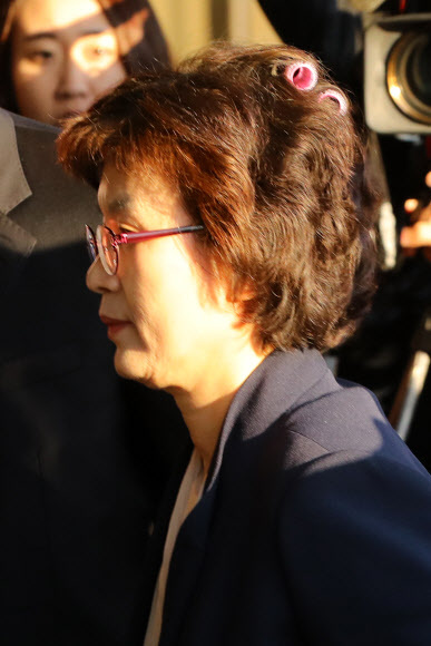 [사진설명=지난 10일 박근혜 전 대통령 파면 선고 당일 헤어롤 두개를 감고 차에서 내린 이정미 전 헌법재판관의 모습]