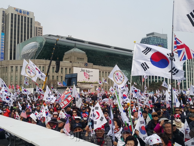 ‘제3차 탄핵무효 국민저항 총궐기 국민대회’에 참석한 사람들의 모습. 정민경 기자/mkjung@heraldcorp.com