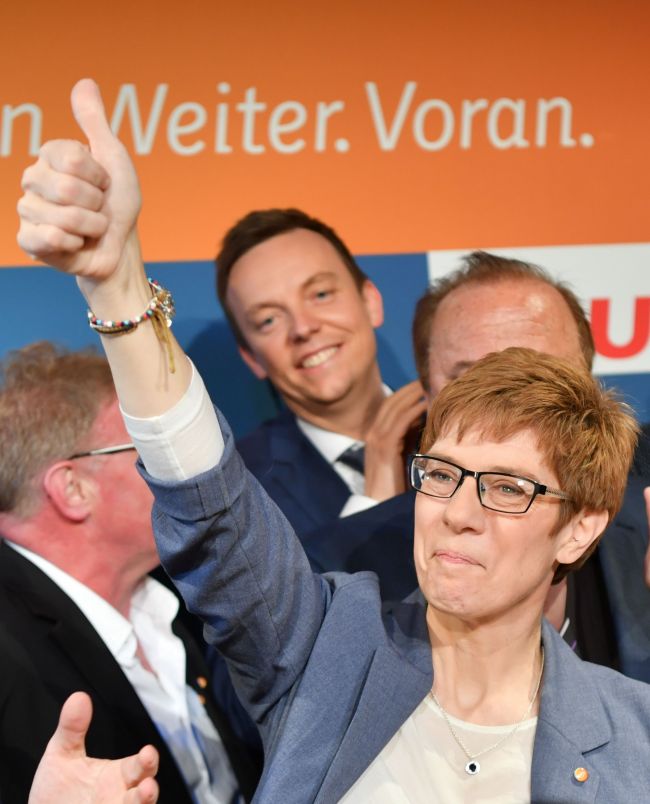 <YONHAP PHOTO-0248> Annegret Kramp-Karrenbauer, top candidate of the Christian Democratic Union (CDU) for the state election in Saarland reacts after exit poll results of the state election in Saarland were announced on public TV in Saarbrucken, south-western Germany on March 26, 2017. German Chancellor Angela Merkel's party won a regional election Sunday by a wide margin, dealing a blow to hopes of the centre-left to end her more than decade-long reign this year. / AFP PHOTO / dpa / Arne Dedert / Germany OUT/2017-03-27 05:19:28/ <저작권자 ⓒ 1980-2017 ㈜연합뉴스. 무단 전재 재배포 금지.>
<YONHAP PHOTO-0248> Annegret Kramp-Karrenbauer, top candidate of the Christian Democratic Union (CDU) for the state election in Saarland reacts after exit poll results of the state election in Saarland were announced on public TV in Saarbrucken, south-western Germany on March 26, 2017. German Chancellor Angela Merkel's party won a regional election Sunday by a wide margin, dealing a blow to hopes of the centre-left to end her more than decade-long reign this year. / AFP PHOTO / dpa / Arne Dedert / Germany OUT/2017-03-27 05:19:28/ <저작권자 ⓒ 1980-2017 ㈜연합뉴스. 무단 전재 재배포 금지.>