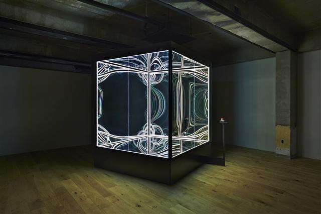 N-라이트_거대한 거울(N-Light_Big Membrane), spy morrors, foil mirrors, LED-strips, air vans, 280×220×265㎝, 2017.
[사진제공=현대카드 스토리지]
