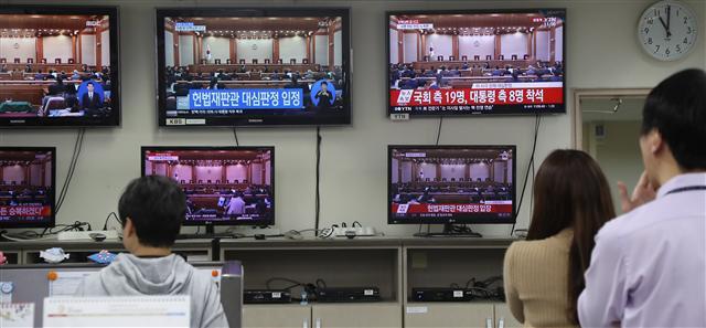 공직사회가 무기력증에 빠졌다. 대통령 탄핵으로 가뜩이나 안팎으로 어수선한 정국에 컨트롤타워없이 표류하는 것도 모자라 정치권 줄대기까지 볼썽사나운 모습을 연출하고 있다. 사진은 지난 10일 헌법재판소의 대통령 탄핵 심판 방송을 지켜보고 있는 한 중앙부처 공무원들.  [연합뉴스]