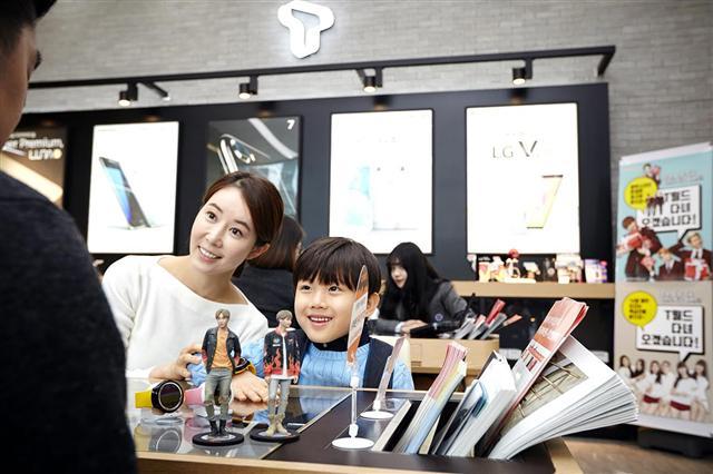 SK텔레콤이 한국생산성본부가 주관하는 2017년 국가고객만족도(National Customer Satisfaction Index, NCSI)조사에서 최초로 20년 연속 이동통신 부분 1위에 선정됐다고 27일 밝혔다. NCSI는 제품 및 서비스에 대한 고객의 기대수준, 인지품질, 종합만족, 고객충성도 등을 종합적으로 분석해 고객 만족의 정도를 계량화한 지표로, 국내에서 가장 권위있는 고객만족 지수로 평가받고 있다.` [사진제공=SK텔레콤]