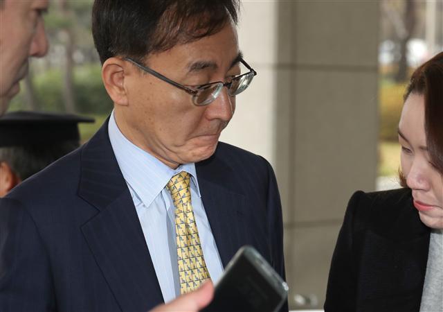 <YONHAP PHOTO-1017> 기자들의 질문 받는 김수남 총장 (서울=연합뉴스) 정하종 기자 = 김수남 검찰총장이 27일 오전 서울 서초구 대검찰청사로 출근하며 기자들의 질문을 받고 있다. 2017.3.27 chc@yna.co.kr/2017-03-27 09:16:24/ <저작권자 ⓒ 1980-2017 ㈜연합뉴스. 무단 전재 재배포 금지.>