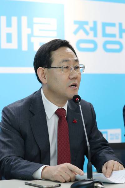 주호영 바른정당 원내대표 겸 대표 권한대행이 27일 천안함 침몰 7주기 서해수호의 날 행사에 불참한 더불어민주당ㆍ국민의당을 겨냥해 “국민의 생명을 지키다 순직한 군인들을 기리지 않는 국가라면 어떤 군인이 목숨을 걸고 싸우고, 어떤 군인이 국군 통수권자의 명령을 충실히 이행하겠느냐”고 비판했다. [사진제공=바른정당 페이스북]