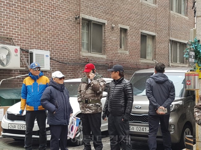 폭력집회를 선동한 혐의를 받고 있는 정광용 ‘박사모’ 회장이 박근혜 전 대통령의 영장실질심사 이후 경찰 조사에 출석할 것이라고 밝혔다. 박 전 대통령의 삼성동 자택 앞에 모습을 드러낸 정 회장(왼쪽에서 세번째)과 ‘대통령 탄핵무효 국민저항총궐기 운동본부’ 관계자들. [사진=심우현 기자/ws@heraldcorp.com]