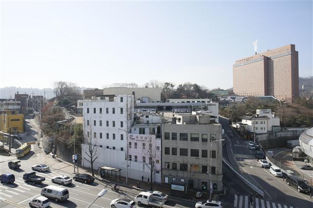 다산성곽길 입구의 현재 모습(사진 위)와 다산성곽길 입구의 향후 조감도.