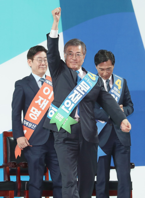 더불어민주당 대선 주자인 문재인 전 대표가 27일 오후 광주 광산구 광주여대 유니버시아드 체육관에서 열린 더불어민주당 제19대 대통령후보자 호남권역 선출대회에서 1위를 차지하고 환호에 응답하고 있다. [사진제공=연합뉴스]