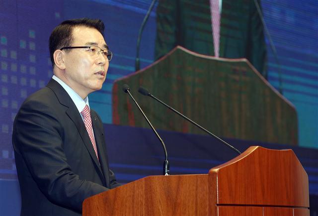 조용병 신한금융지주회장이 취임 첫 기자간담회에서 ‘비전 2020 프로젝트’에 대해 설명하고 있다.