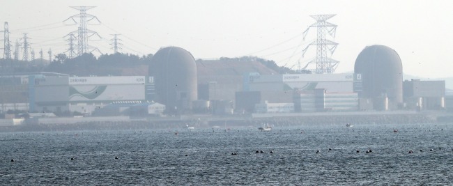 <YONHAP PHOTO-1508> 고리3호기는 철판부식…4호기는 수동정지 (부산=연합뉴스) 조정호 기자 = 28일 부산 기장군 장안읍에 있는 고리원전 3호기(왼쪽)와 4호기. 한국수력원자력 고리원자력본부는 이날 오전 5시 11분께 고리 4호기의 원자로를 수동으로 정지했다. 고리 3호기에서는 최근 격납건물 철판에서 부식현상이 발견돼 정밀 검사가 진행 중이다. 2017.3.28 ccho@yna.co.kr/2017-03-28 08:29:08/ <저작권자 ⓒ 1980-2017 ㈜연합뉴스. 무단 전재 재배포 금지.>