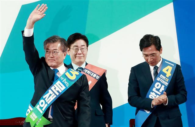 더불어민주당 대선주자인 문재인 후보(왼쪽)가 27일 오후 광주 광산구 광주여대 유니버시아드 체육관에서 열린 더불어민주당 제19대 대통령후보자 호남권역 선출대회에서 개표 결과 60.2%의 득표율로 압도적 1위를 차지한 뒤 인사하고 있다. 이어 안희정 충남지사(20%, 오른쪽)와 이재명 성남시장(19.4%, 가운데)이 2, 3위에 올랐다.  [연합뉴스]