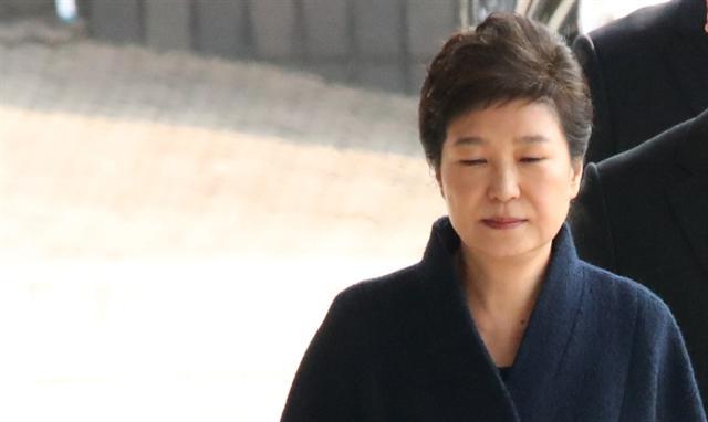박근혜 전 대통령이 검찰조사에서 대부분의 혐의에 대해 부인했음에도 불구하고, 결국 30일 영장 실질심사를 받게 됐다. 공범으로 지목된 피의자들이 대부분 구속된 상황에서 부인으로 일관한 것이 구속영장청구를 불러왔다는 것이 법조계의 분석이다. 헌정사상 첫 파면에, 중앙지검 첫 조사까지 받은 박 전 대통령이 과연 영장실짐심사에서 어떻게 소명할 지 관심이 모아진다.  [연합뉴스]