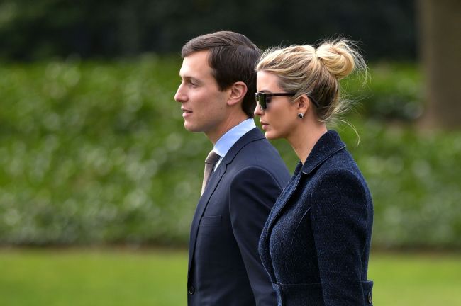 Jared Kushner (left), senior adviser to the president, walks with his wife Ivanka Trump to board Marine One at the White House in Washington on March 3.   AFP-Yonhap
　