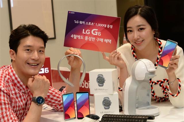 LG전자가 4월 1일부터 31일까지 한 달 간 LG G6 구입 고객 중 추첨을 통해 총 1000명에게 45만 원 상당의 ‘LG 워치 스포츠’를 증정하는 마케팅 행사를 진행한다. 총 70명에게 ‘55형 올레드 TV’ 등 LG전자 인기 가전을 제공하는 이벤트는 3월 말까지 진행한다. LG 워치 스포츠는 LTE 통신을 탑재한 프리미엄 스마트워치다. ‘안드로이드 웨어 2.0(Android Wear 2.0)’ 운영체제를 탑재했다.
[사진제공=LG전자]