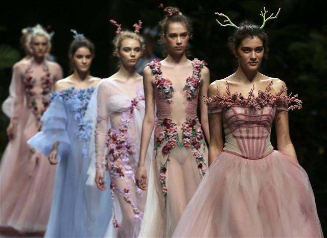 <YONHAP PHOTO-0748> European models wear dresses from the Jusere bridal collection made by Chinese fashion designer Yu Aiping during China Fashion Week being held in Beijing on March 28, 2017. Chinese fashion designers are gaining prominence in European and American fashion circles as more and more designers are featured and applauded in international fashion shows. Photo by Stephen Shaver/UPI/2017-03-29 04:21:46/ <저작권자 ⓒ 1980-2017 ㈜연합뉴스. 무단 전재 재배포 금지.>