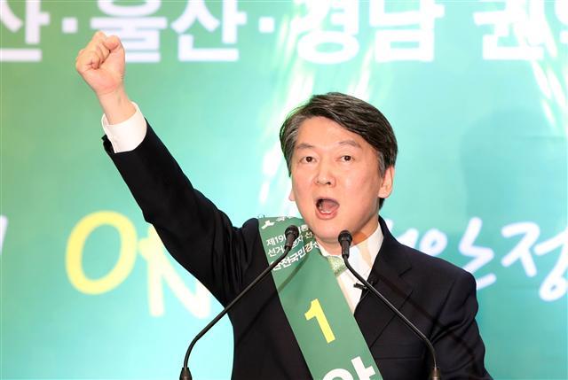 안철수 국민의당 전 공동대표가 호남에 이어 부산 당내 경선에서도 압승을 거두면서 문재인 더불어민주당 전 대표의 대항마로 급부상하고 있다. 28일 부산 해운대구 벡스코에서 열린 합동연설회에서 연설하고 있는 안 전 대표. [연합뉴스]