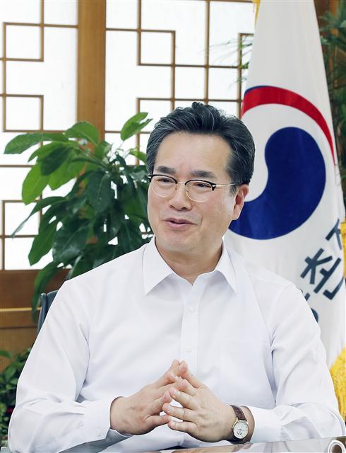 정황근 농촌진흥청장이 ‘Top5 현안과제’의 진척상황을 소상하게 설명하고 있다.
[사진제공=농촌진흥청]