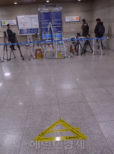 박 전대통령이 30일 영장실질심사에 참석하기로 알려지자 심사가 이루어지는 중앙지법에는 하루전부터 취재진의 사전준비가 부산하다. 이미 출입구에는 포스트가 설치되어 취재라인이 설치되었다. [사진=정희조 기자/checho@heraldcorp.com]