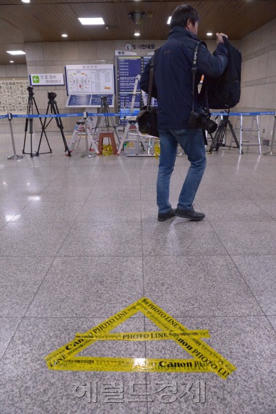 박 전대통령이 30일 영장실질심사에 참석하기로 알려지자 심사가 이루어지는 중앙지법에는 하루전부터 취재진의 사전준비가 부산하다. 이미 출입구에는 포스트가 설치되어 취재라인이 설치되었다. [사진=정희조 기자/checho@heraldcorp.com]