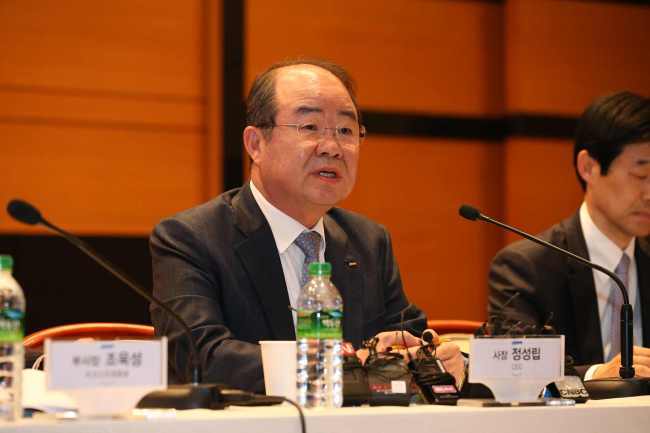 Jung Sung-leep, CEO of DSME, explains the company`s restructuring plans to the media on Friday. (DSME)